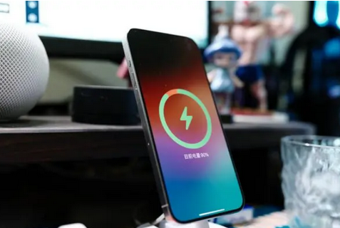 和硕苹果15换屏服务分享用什么充电器给iPhone15充电更好 